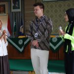 Talking with Native Speakers: Siswa Kelas 5 Program Bilingual MIM Karanganyar Tingkatkan Kemampuan Bahasa Inggris